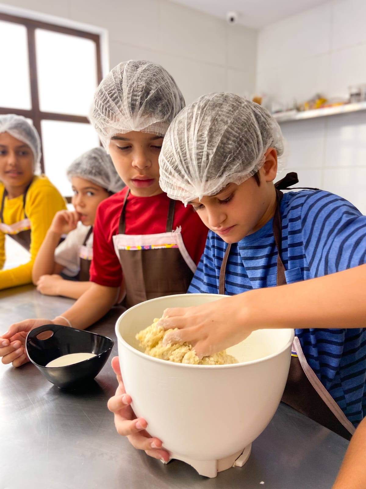 Confeitaria de Salvador ensina crianças de 5 a 12 anos a arte da ...
